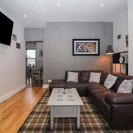 Flat 2 23 Hyde Park Road *