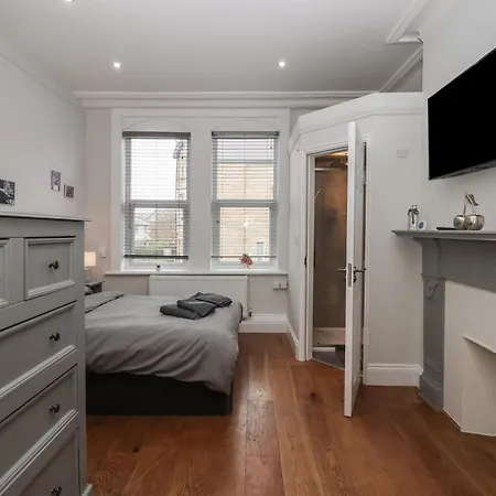 Flat 2 23 Hyde Park Road *