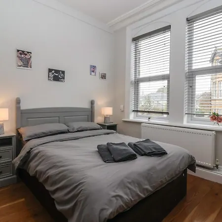 Flat 2 23 Hyde Park Road *