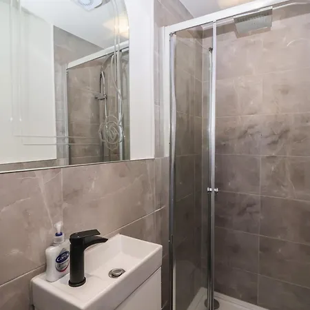 Flat 2 23 Hyde Park Road Апартаменты