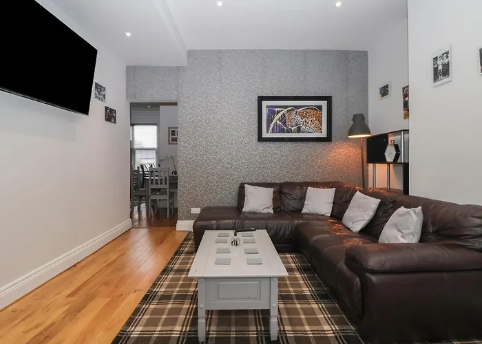 Flat 2 23 Hyde Park Road *