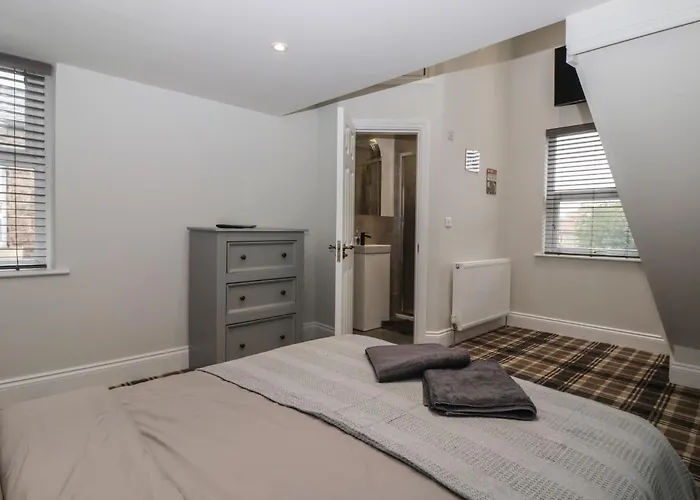 Flat 2 23 Hyde Park Road *