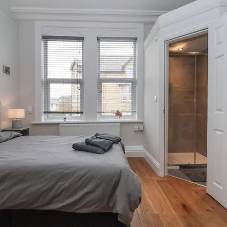 Flat 2 23 Hyde Park Road *