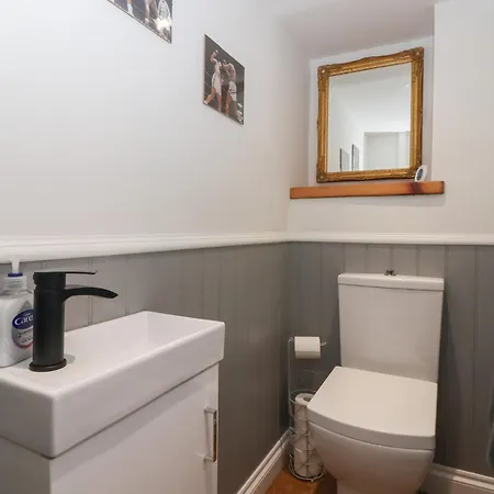 Flat 2 23 Hyde Park Road Harrogate