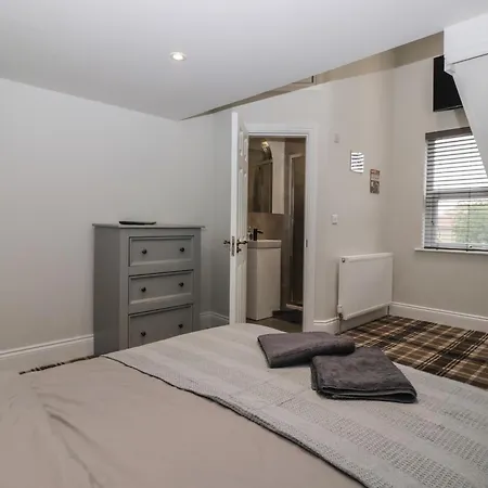 Flat 2 23 Hyde Park Road *