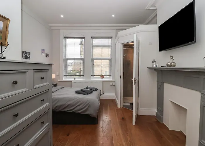 Flat 2 23 Hyde Park Road *