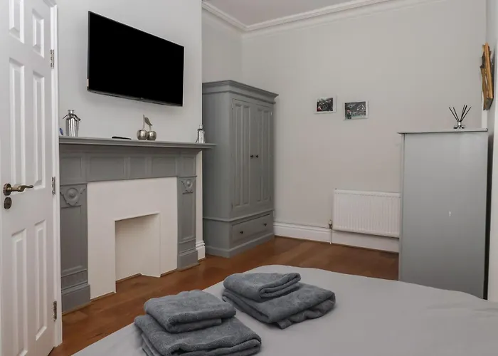 Flat 2 23 Hyde Park Road * ハロゲート